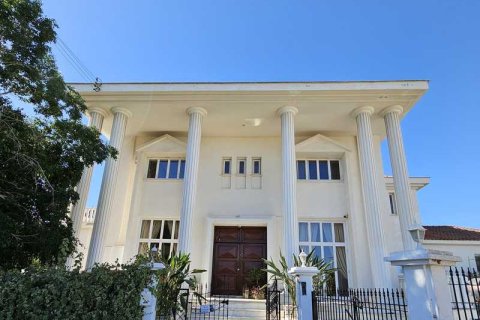 6 bedrooms House in Larnaca, Cyprus No. 62838 1