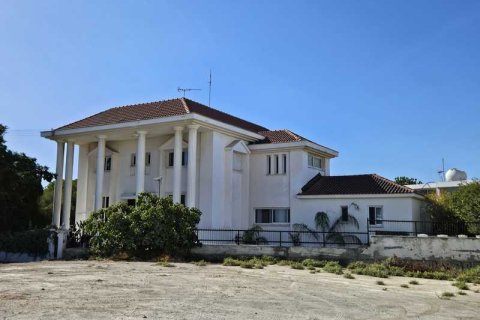 6 bedrooms House in Larnaca, Cyprus No. 62838 2