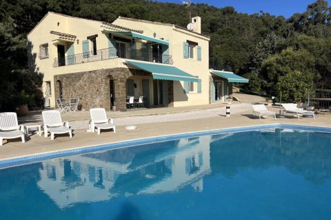 4 bedrooms House in Var, France No. 83480 3
