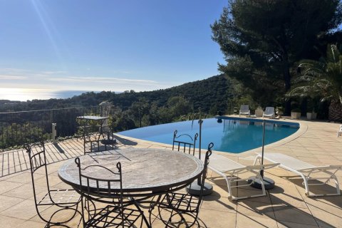 4 bedrooms House in Var, France No. 83480 1