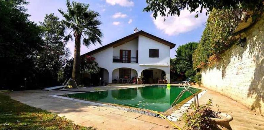 Вилла с 4 спальнями в Энгоми, Кипр №77139