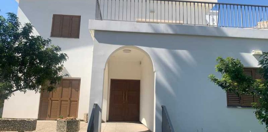 5 bedrooms House in Strovolos, Cyprus No. 84328