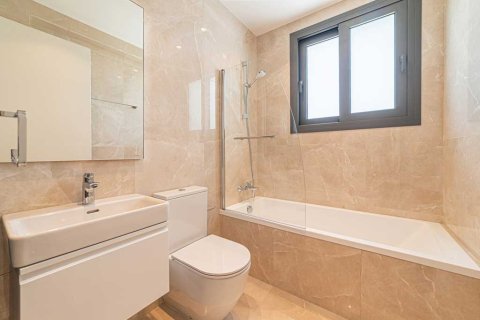 2 bedrooms Apartment in Limassol, Cyprus No. 99346 7