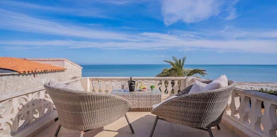 4 bedrooms Villa in Denia, Spain No. 128844