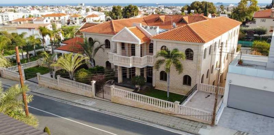 5 bedrooms Villa in Oroklini, Cyprus No. 101273