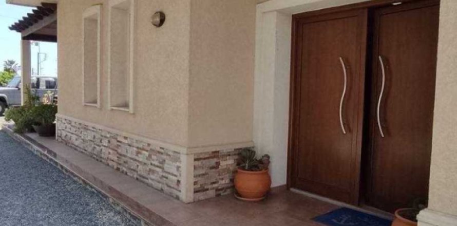 Дом с 7 спальнями в Пиргос, Кипр №30827