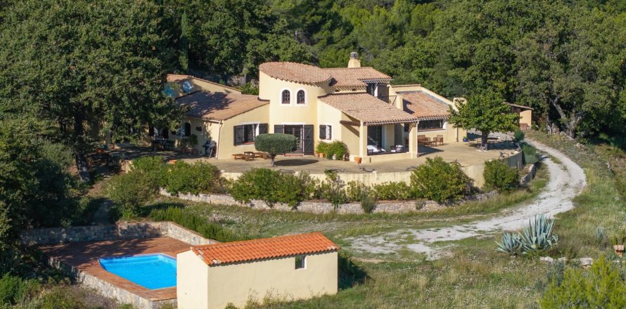 4 bedrooms Villa in Var, France No. 67943