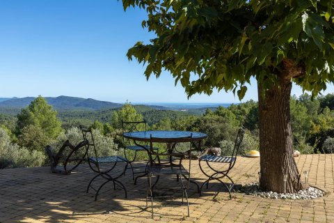 4 bedrooms Villa in Var, France No. 67943 3