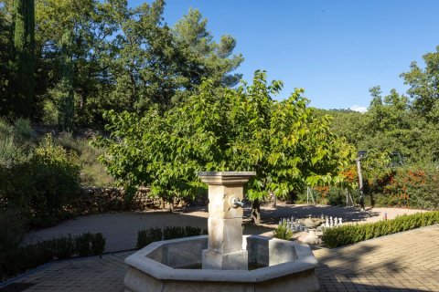 4 bedrooms Villa in Var, France No. 67943 5