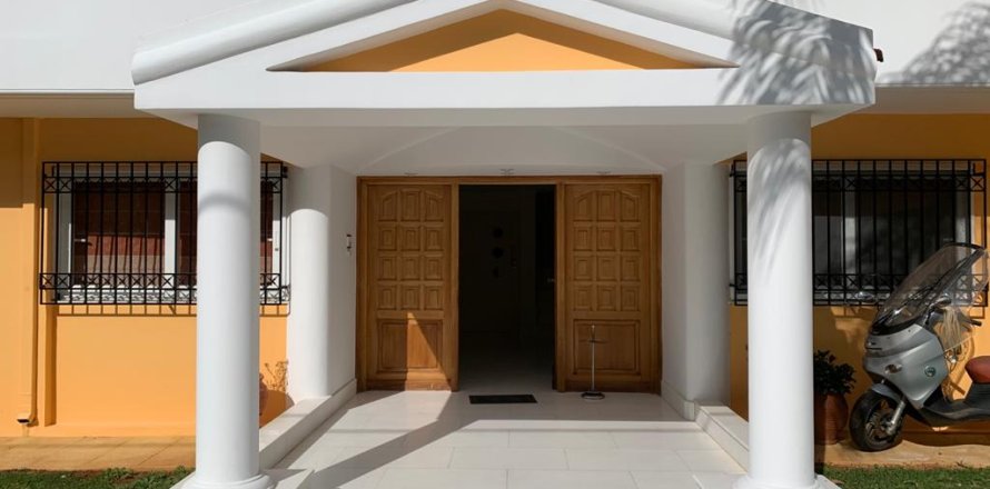 4 bedrooms House in Saronida, Greece No. 56630