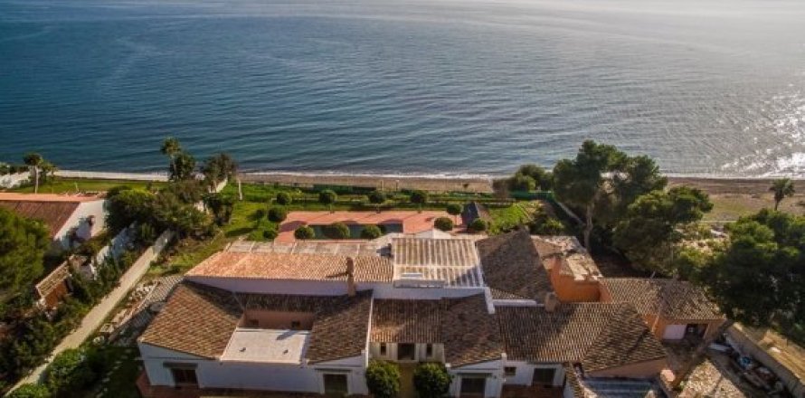 5 bedrooms House in Estepona, Spain No. 25462