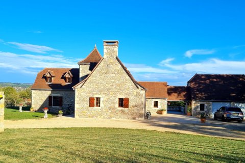 4 bedrooms Villa in Dordogne, France No. 81947 2