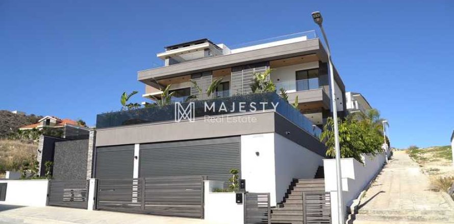 6 bedrooms Villa in Agios Athanasios, Cyprus No. 100586