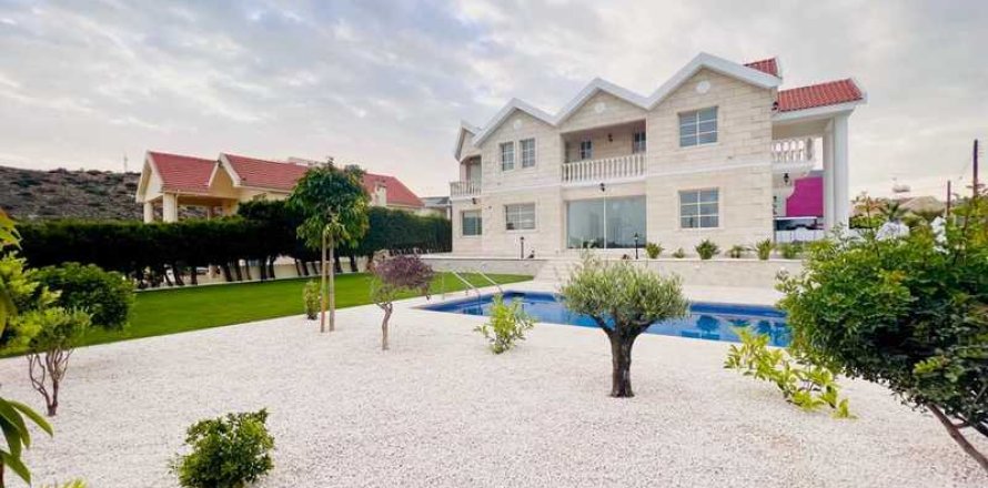 5 bedrooms Villa in Palodeia, Cyprus No. 31602