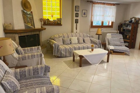 Дом с 4 спальнями в Вело, Греция №54778 3