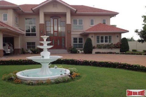4 bedrooms Villa in Samut Prakan, Thailand No. 96606 3