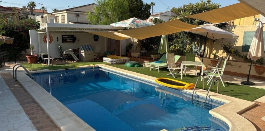 4 bedrooms Villa in Torrevieja, Spain No. 124685