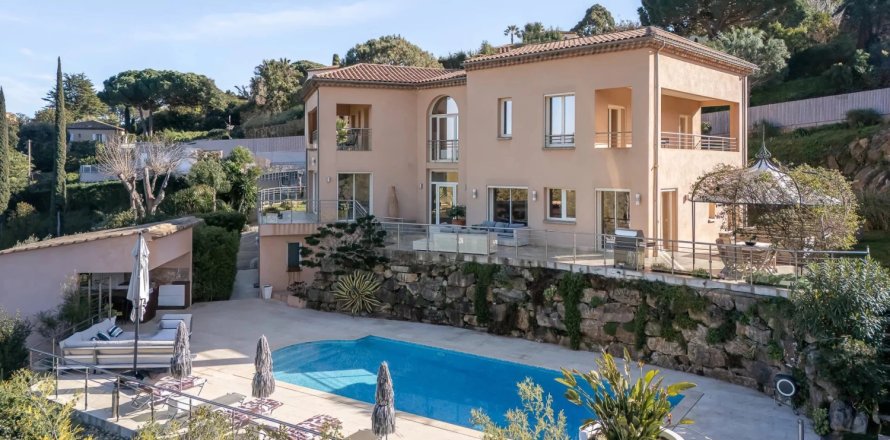 5 bedrooms Villa in Cannes, France No. 78784