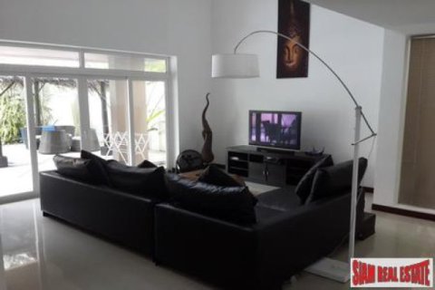4 bedrooms Villa in Jomtien Beach, Thailand No. 96489 3