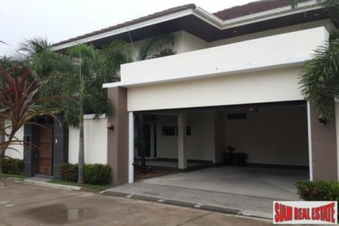 4 bedrooms Villa in Jomtien Beach, Thailand No. 96489 1