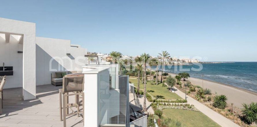 3 bedrooms Villa in Estepona, Spain No. 123347