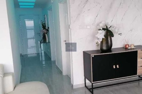 3 bedrooms Apartment in Germasogeia, Cyprus No. 84131 9