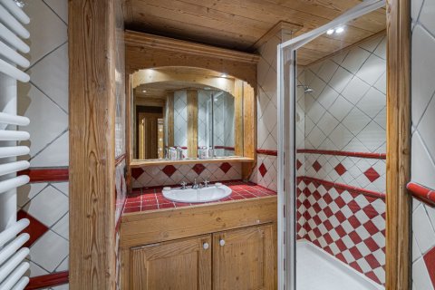 5 bedrooms House in Les Allues, France No. 100160 12