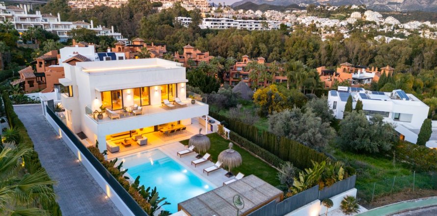 5 bedrooms Villa in Marbella, Spain No. 111887