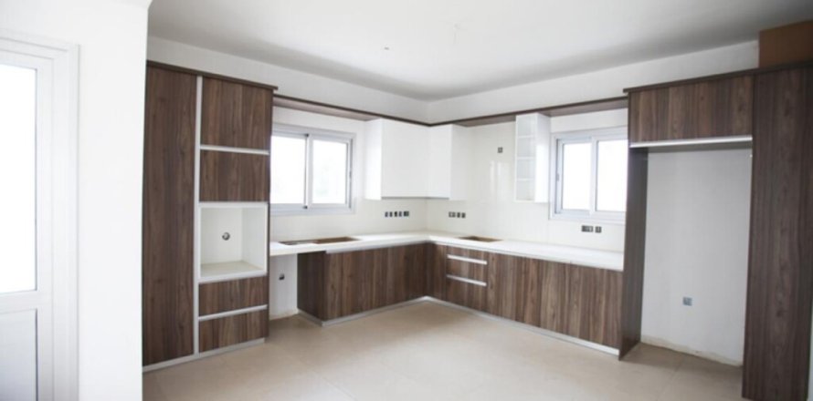 4 bedrooms Villa in Nicosia, Cyprus No. 106959