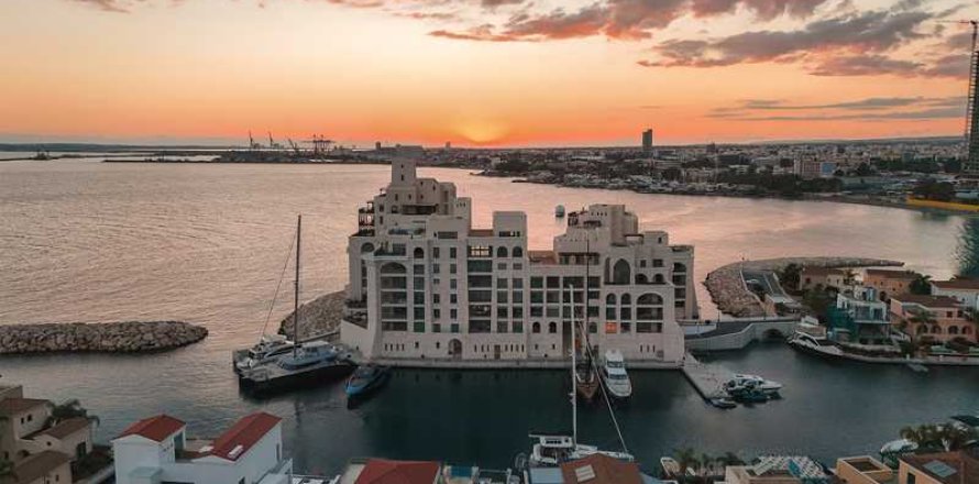 3 bedrooms Apartment in Limassol, Cyprus No. 104216