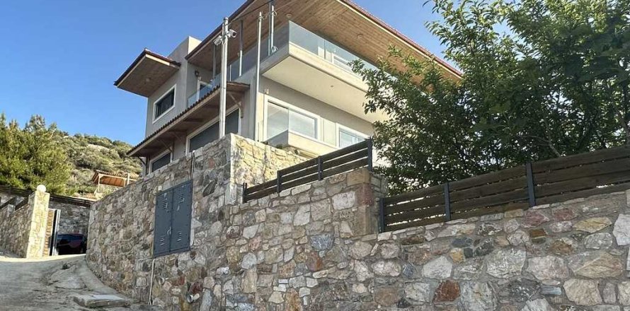 8 bedrooms House in Kalyvia Thorikou, Greece No. 108647