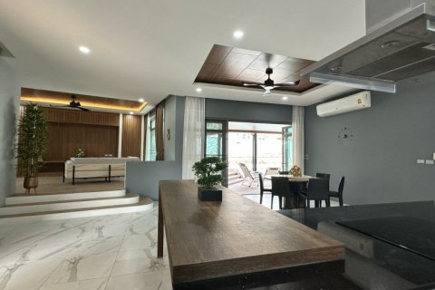 4 bedrooms Villa in Phuket, Thailand No. 97431 3