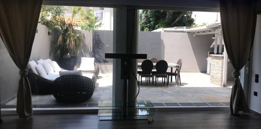 5 bedrooms House in Glyfada, Greece No. 56103