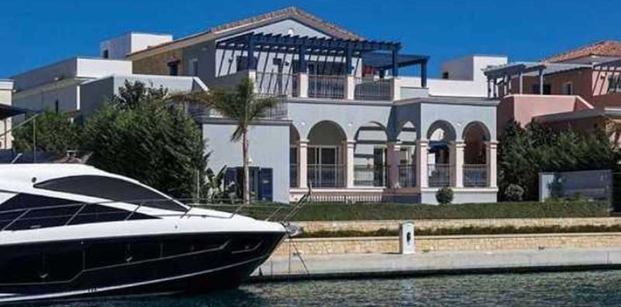 Дом с 4 спальнями в Лимассол, Кипр №29578