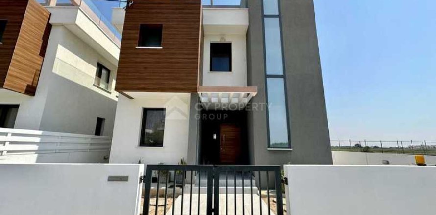 3 bedrooms House in Larnaca, Cyprus No. 29800