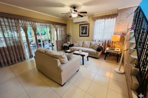 3 bedrooms House in Panama City, Panama No. 120961 2