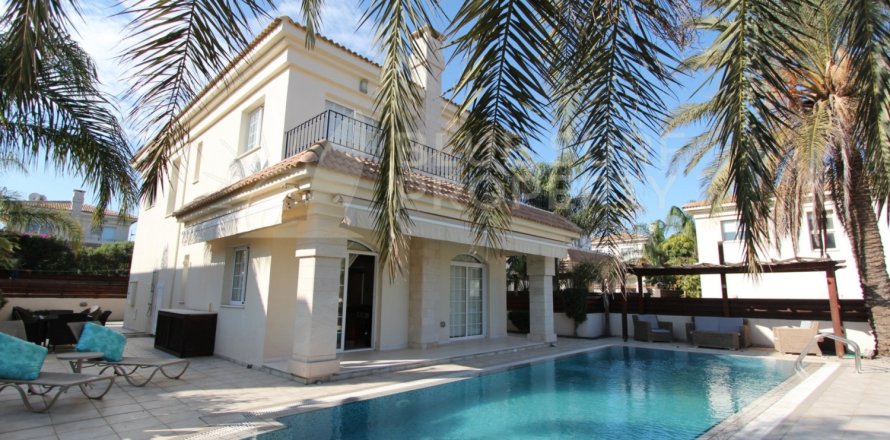 4 bedrooms Villa in Paralimni, Cyprus No. 36587