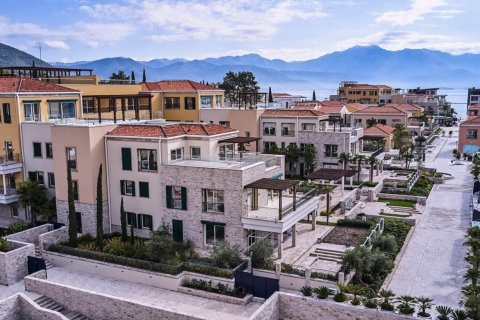 2 bedrooms Apartment in Kumbor, Montenegro No. 66975 1