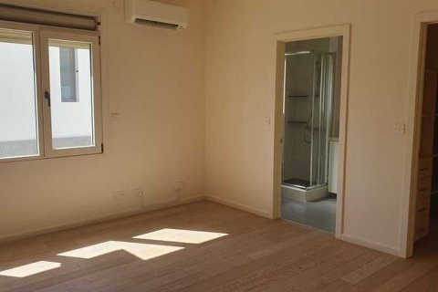 Дом с 5 спальнями в Строволос, Кипр №28921 3