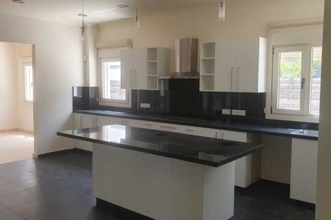 Дом с 5 спальнями в Строволос, Кипр №28921 11