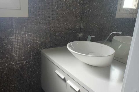 Дом с 5 спальнями в Строволос, Кипр №28921 4