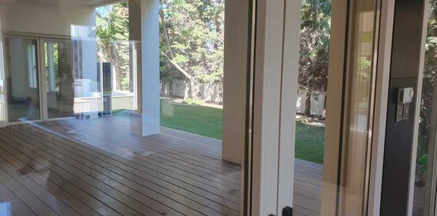 Дом с 5 спальнями в Строволос, Кипр №28921