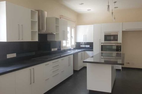 Дом с 5 спальнями в Строволос, Кипр №28921 9