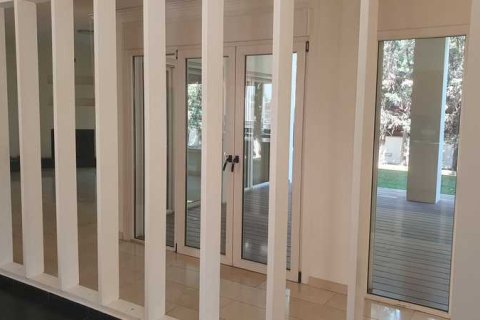 Дом с 5 спальнями в Строволос, Кипр №28921 12