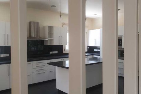 Дом с 5 спальнями в Строволос, Кипр №28921 10