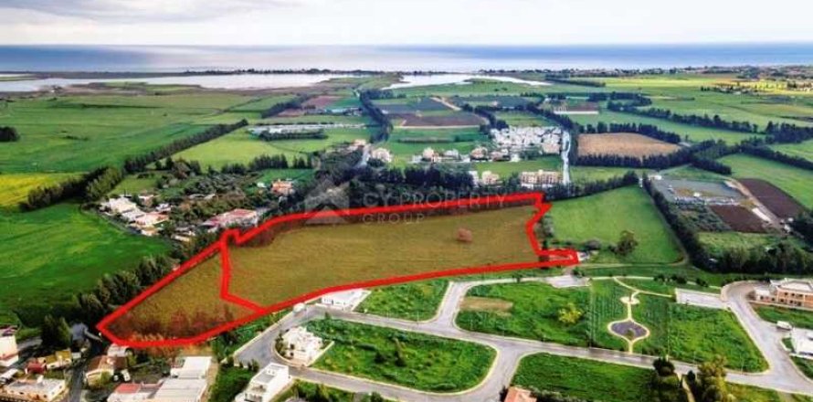 Commercial property in Dromolaxia, Cyprus No. 42171