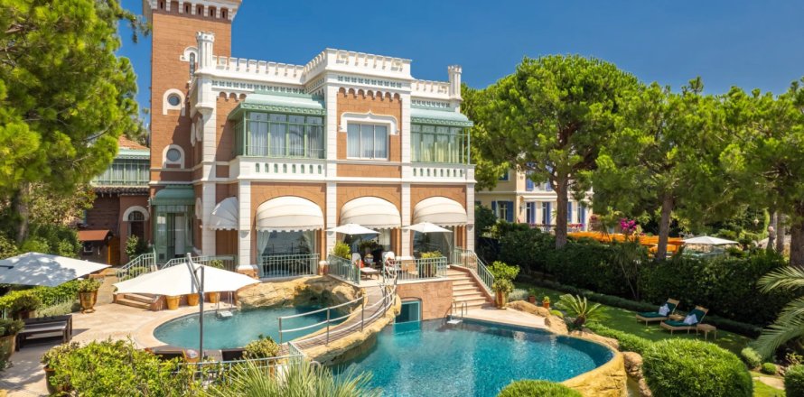 9 bedrooms Villa in Antibes, France No. 78593