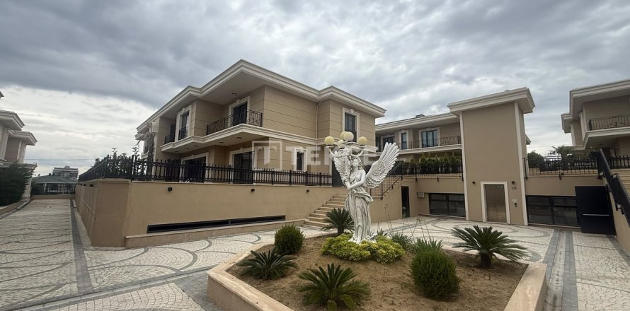 6 bedrooms Villa in Bueyuekcekmece, Turkey No. 13653