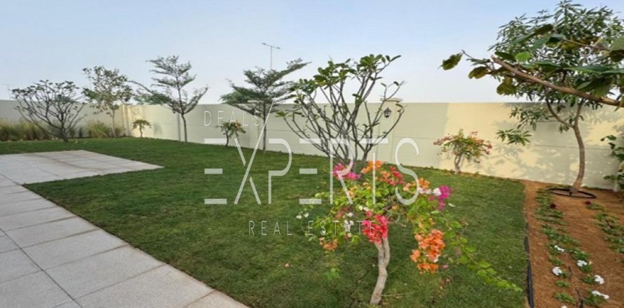 5 dormitorios Villa en Khalifa City, UAE No. 129610