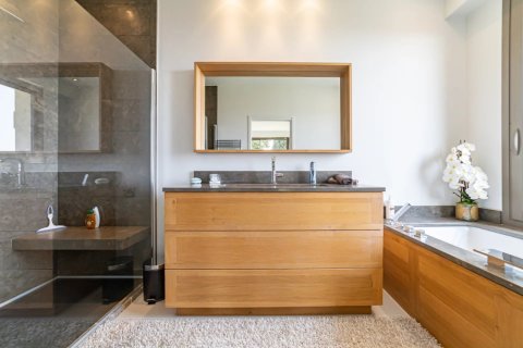 5 bedrooms Villa in Cannes, France No. 69141 10